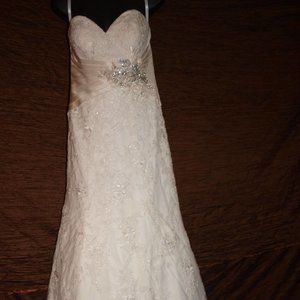 WEDDING GOWN SIZE 6 BY ALLURE ROMANCE USED FOR PHOTO SHOOT